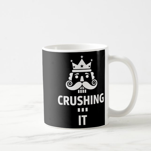 Christmas Crushing It Nutcracker - Funny Retro Ugl Kaffemugg (Höger)