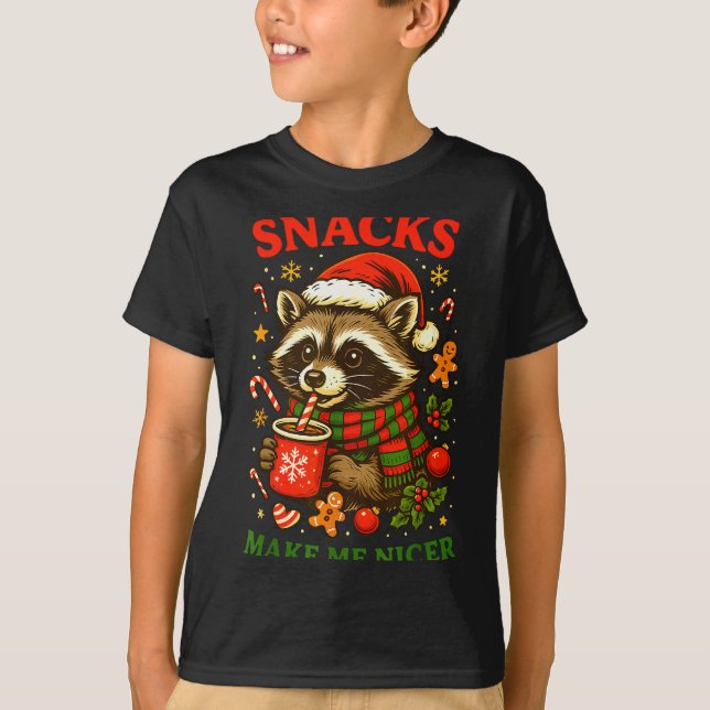 Christmas Funny Cute Feral Raccoon Snacks Make Me  T Shirt (Framsida)