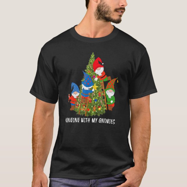 Christmas Gnome Hanging with My Gnomies  Tree Holi T Shirt (Framsida)