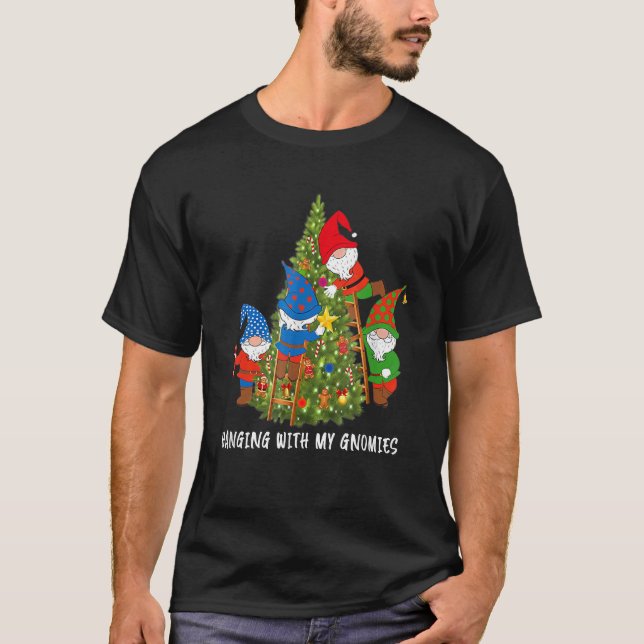 Christmas Gnome Hanging With My Gnomies Tree Holid T Shirt (Framsida)