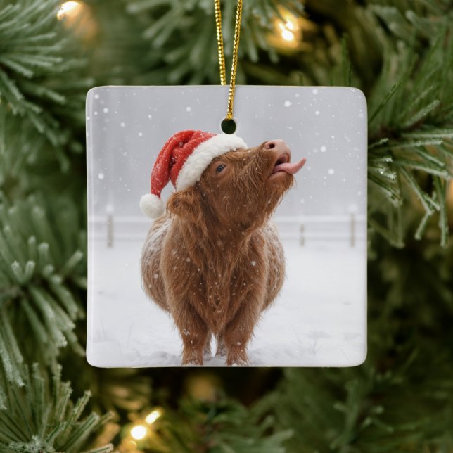 Christmas Highland Cow Catching Snowflakes Julgransprydnad Keramik (Träd)