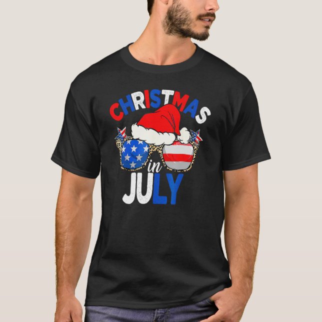 Christmas In July Summer Patriotic USA Santa Hat 4 T Shirt (Framsida)