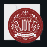 CHRISTMAS JOY CHALK ART ROUND PHOTO HÄLSNING JULKORT<br><div class="desc">ÖNSKAN: Ljusstark och glad elegant runt stil-julprydnad med retro-helgdag, vintage kranbärröd och vit typografi och finare-snurrar. Anpassa det här dekorativa helgdag-fotohälsningskortet till din familj namn. Lägg till din favoritfamilj helgdag bild och anpassa texten. Contemporary, klassiskt, modernt och snyggt sätt att skicka semesterhälsningar till alla dina vänner och nära och kära...</div>