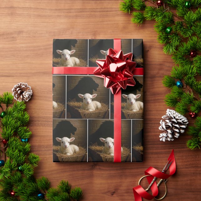 Christmas Lamb In a Manger With Lion Shadow Presentpapper (Julgåva)