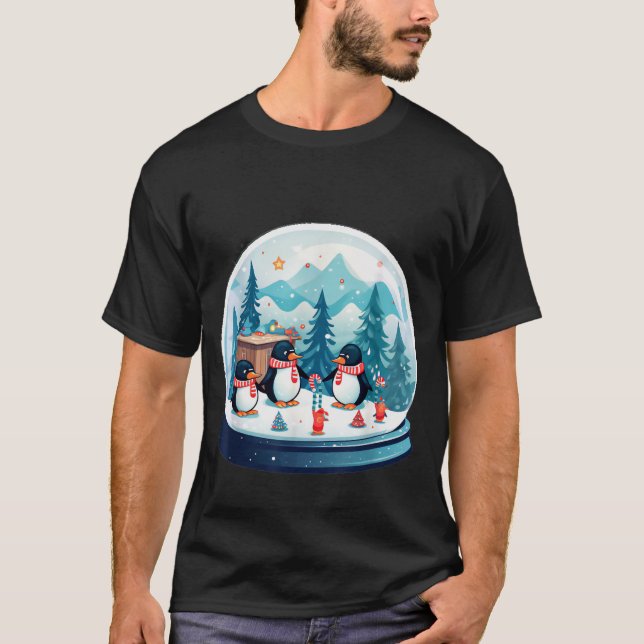 Christmas Penguin Snow Globe Scene Family Holiday  T Shirt (Framsida)