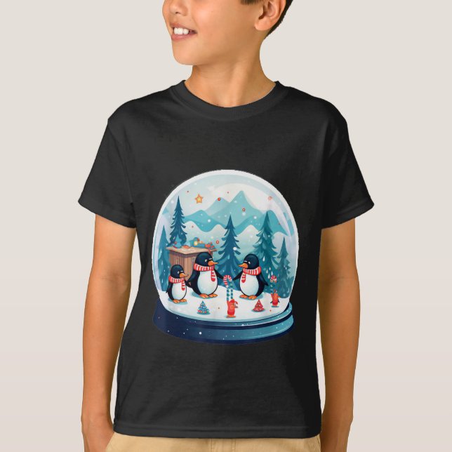 Christmas Penguin Snow Globe Scene Family Holiday  T Shirt (Framsida)