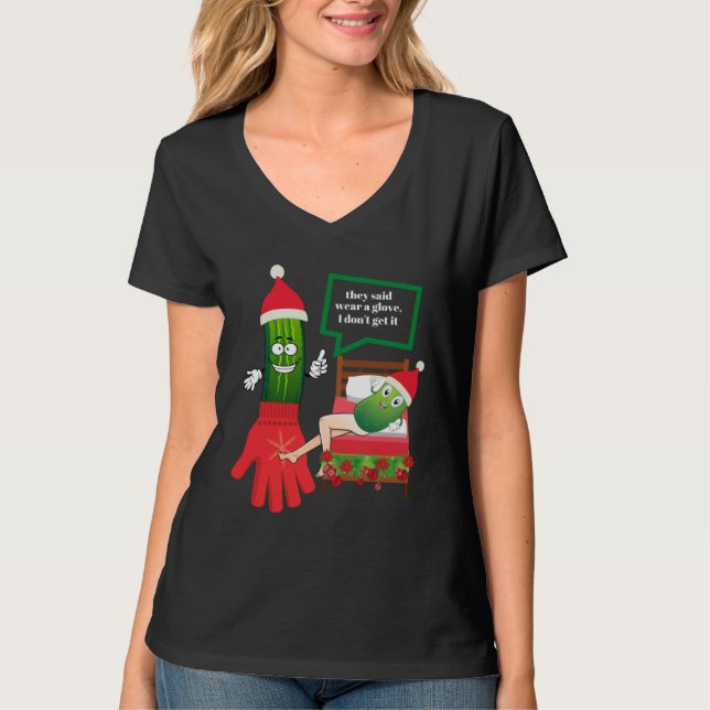 CHRISTMAS PICKLE COUPLE WEARING SANTA HAT & GLOVE T SHIRT (Framsida)