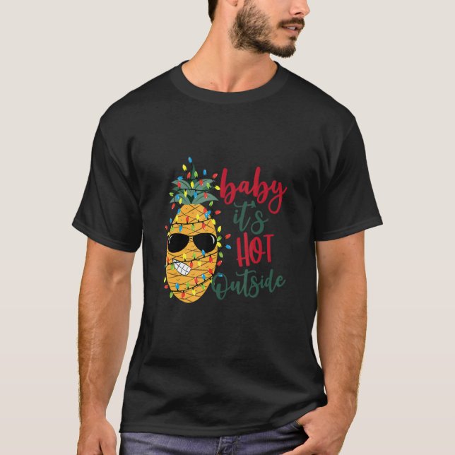 Christmas Pinaeple Its Hot Outside xmas light Hawa T Shirt (Framsida)