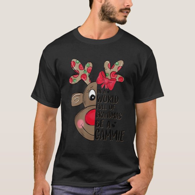 Christmas Reindeer In A World Full Of Grandmas Be  T Shirt (Framsida)