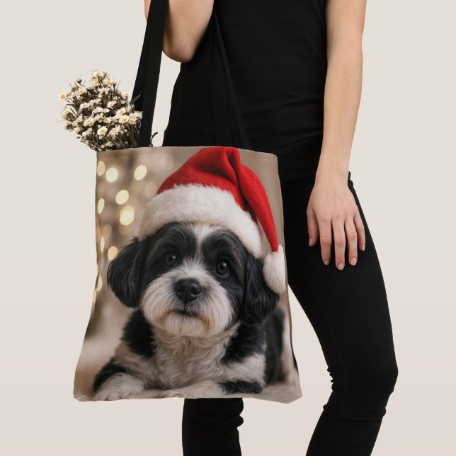 Christmas Shih Tzu Dog With Santa Hat Tygkasse (Närbild)