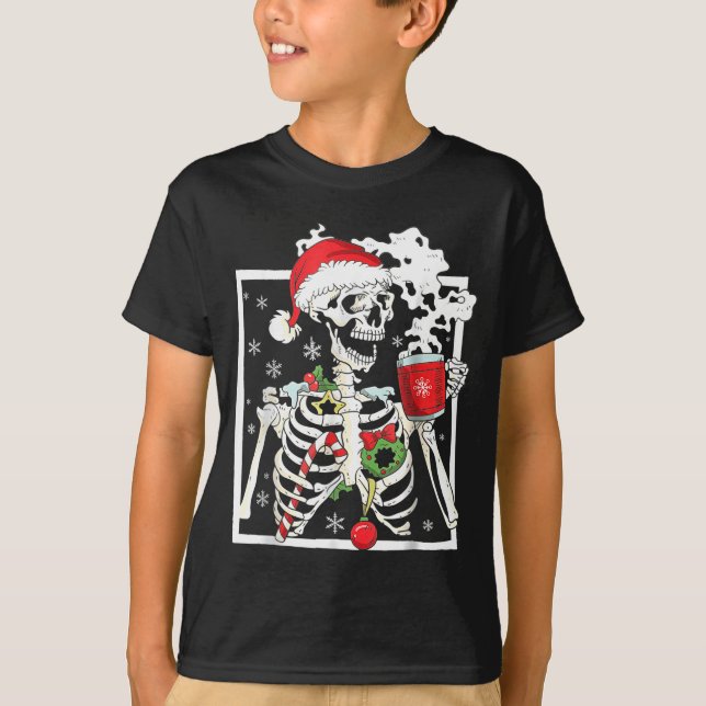 Christmas Skeleton With Smiling Skull Drinking Cof T Shirt (Framsida)