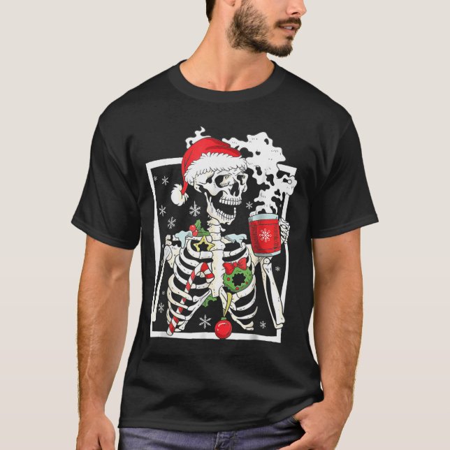 Christmas Skeleton With Smiling Skull Drinking Cof T Shirt (Framsida)