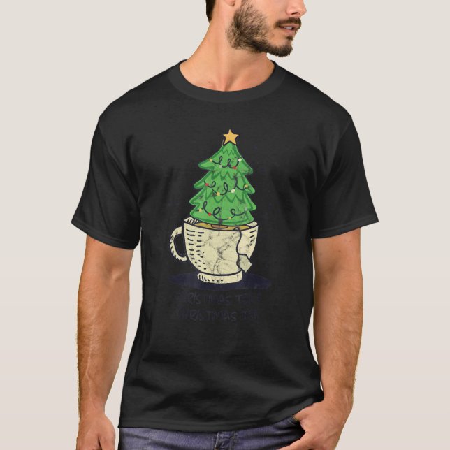Christmas Tea O Christmas Tea Pine Tree Cup T Shirt (Framsida)
