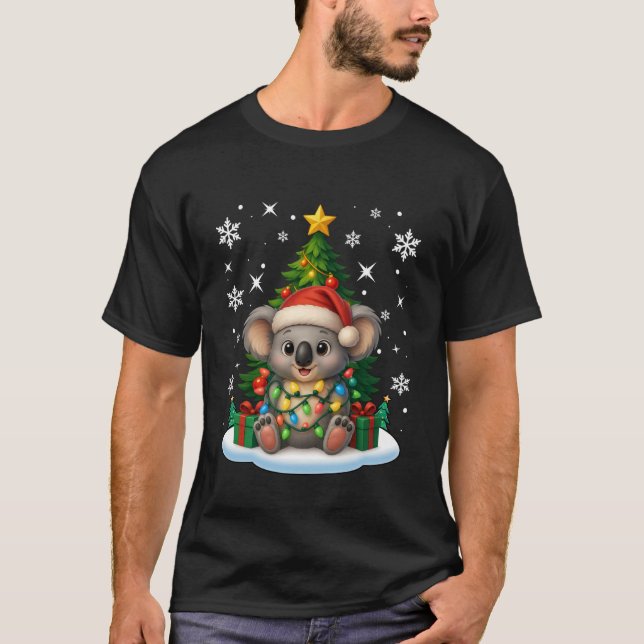 Christmas Tree Koala Lighting Santa Hat Xmas Famil T Shirt (Framsida)