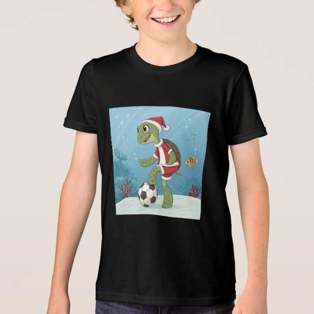 Christmas Turtle playing football T Shirt (Framsida)