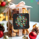 CHRISTMAS Typography Holly Berries Homemade Fyrkantigt Klistermärke<br><div class="desc">Homemade med Kärlek-personligens fyrkantiga klistermärken har ord CHRISTMAS bland elegant löv och bär med ditt namn och hälsning i chic vita bokstäver. MATCHING-objekt i vår butik.</div>