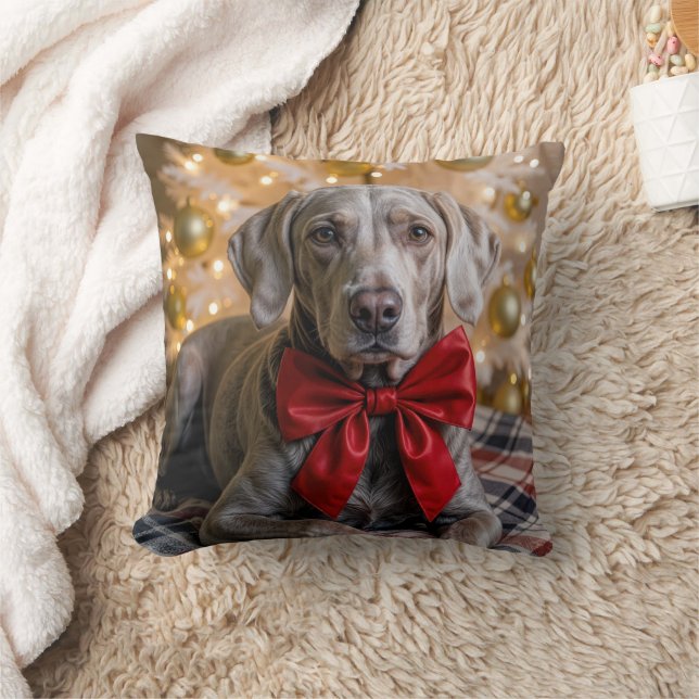 Christmas Weimaraner Dog With Red Bow Kudde (Filt)