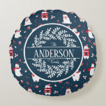 CHRISTMAS WINTER POLAR BEAR FAMILY MONOGRAM RUND KUDDE<br><div class="desc">Med den här unika designen och trendiget kan du lägga till lite roligt till din dagliga upplevelse. Ha roligt med den här utformningen och många kärlek.</div>