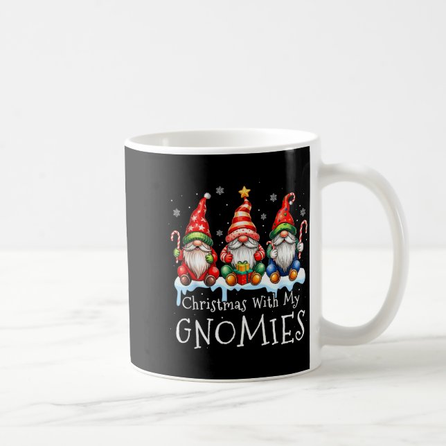 Christmas With My Gnomies Buffalo Plaid Gnome Fami Kaffemugg (Höger)