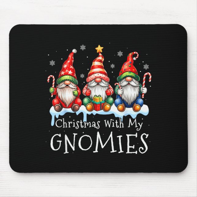 Christmas With My Gnomies Buffalo Plaid Gnome Fami Musmatta (Framsidan)