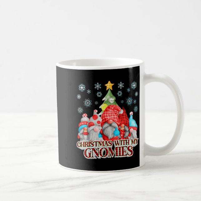 Christmas With My Gnomies Plaid Gnome Group Pajama Kaffemugg (Höger)