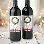 Christmas Wreath Monogram Plaid Family Name Vinflaska Etikett<br><div class="desc">Classic and cozy,  these personalized Christmas wine bottle labels feature a hand-painted evergreen wreath with a customizable gold monogram and “Merry Christmas” greeting. A traditional red and green plaid stripe anchors the bottom for a timeless holiday look to dress up your wine bottle gifts.</div>