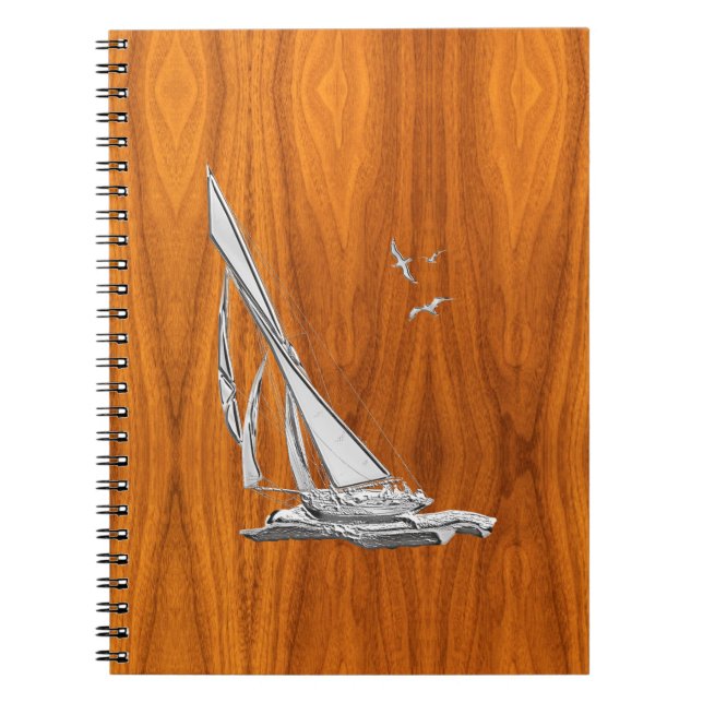 Chrome Regatta Sailboat på Teak Veneer Stilar Anteckningsbok (Framsidan)