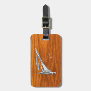 Chrome Regatta Sailboat på Teak Veneer Stilar Bagagebricka
