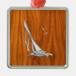 Chrome Regatta Sailboat på Teak Veneer Stilar Julgransprydnad Metall