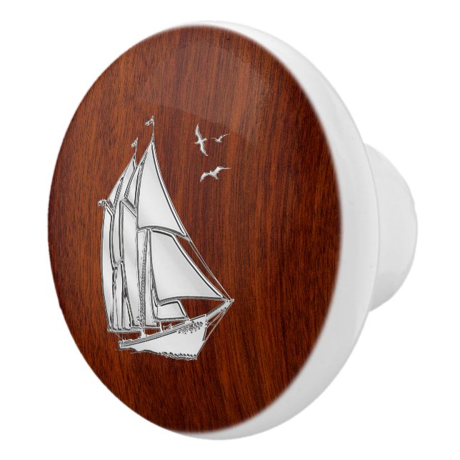 Chrome Sailboat på Nautical Mahogany Grain Print Knopp (Höger)