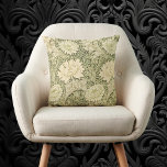 Chrysanthemum av William Morris, Vintage Art Kudde<br><div class="desc">Chrysanthemum (1877) av William Morris är en vintage Victorian Era bra art Pre-Raphaelite Textil mönster som ursprungligen skapades som tyg för gardiner eller draperier. En dekorativ scen för blommigt i subtila neutralter med vår blommor som blomstrar,  inklusive krrysantemum mot en bladbakgrund.</div>