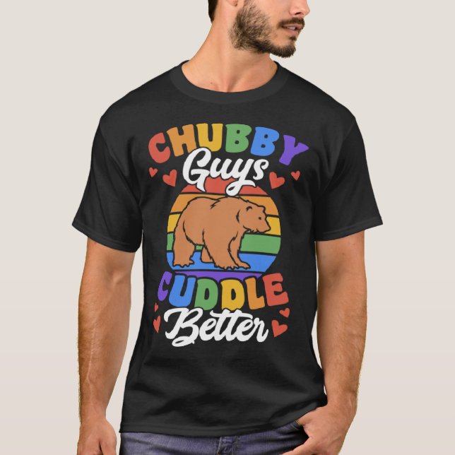 Chubby Guys Cuddle Better Gay Grizzly Bear Pride M T Shirt (Framsida)