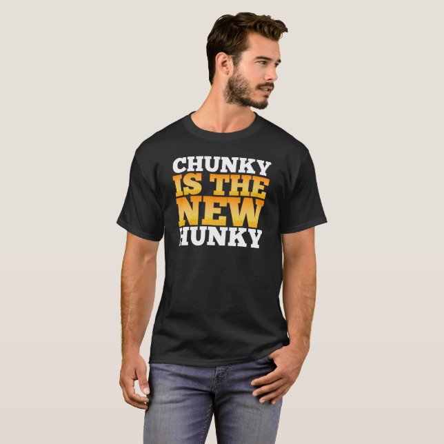 Chunky är den nya Hunky gåvautslagsplatsen Tee Shirt (Hel framsida)