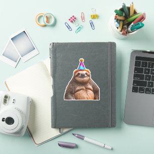 Chunky Sloth födelsedagsfest som ger ett lustigt m Klistermärken
