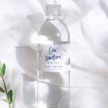 Ciao Bambino Italian Blue Boy Baby Shower Vattenflaskor Etikett<br><div class="desc">Water labels to match our Ciao Bambino Italian Blue Boy Baby Shower collection. These water bottle labels feature a frame of watercolor Italian summer elements. The hand-painted frame includes lemons, tomatoes, starfish, a Vespa, a sailboat, a beach umbrella, and other Mediterranean illustrations. Ideal for an Italian-themed summer baby shower. Custom...</div>