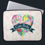 Ciao Bella Cute Blommigt Heart med Tropiska blommo Laptop Fodral<br><div class="desc">Ett laptop sleeve med anpassade som lyder: "Ciao Bella" skrivet i böjd text inuti ett blått band av grönt överst ett vismiskt hjärta fyllt med tropiska blommor och löv i rosa,  grönt och gult färg. Bakgrunden är ett svagt mönster med ljusa rosa och vita cirklar. Summery och vismisk design.</div>
