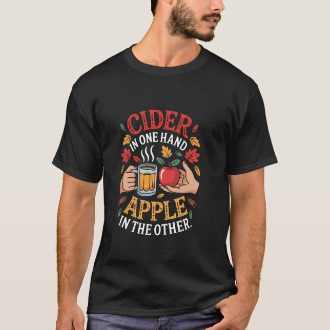Cider i ena handen äpple i den andra äpplenplockni t shirt (Framsida)