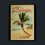Cienfuegos Handflatan Träd Vintage resor Magnet<br><div class="desc">En unik och modern cienfuegos-konst i mitten av århundradet i vintage resor poster stil. Den har en böjd handflatan träd på sandstranden med hav under ett blått grumligt himlar.</div>