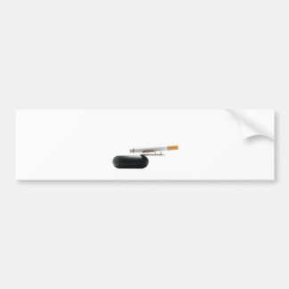 Cigarett på askfatet över vit bildekal