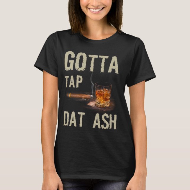Cigars måste slå på matsäcken och röka på maten. t shirt (Framsida)