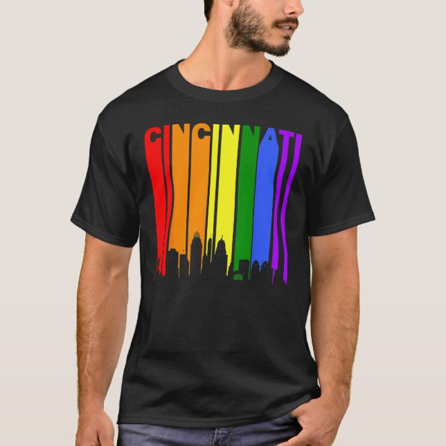 Cincinnati Ohio LGBTQ Gay Pride Rainbow Skyline T Shirt (Framsida)