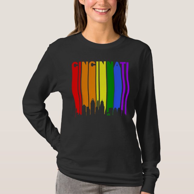 Cincinnati Ohio LGBTQ Gay Pride Rainbow Skyline T Shirt (Framsida)