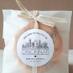 Cincinnati Skyline | Välkomstmeddelande för Bröllo Runt Klistermärke<br><div class="desc">Förbättra ditt bröllop välkomna paket eller evenemangets party favors med en anpassningsbar av välkomstklistermärken! Dessa eleganter, men små stil-klistermärken, är skräddarsydda för ett bröllop som tar ställe i den vackra staden Cincinnati. De har en modern dekoskylin där namn i staden är inbyggt under. All inslag i designen, inklusive inslag, är...</div>