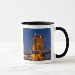 Cincinnatis siluett, Ohio, USA i skymningen Mugg