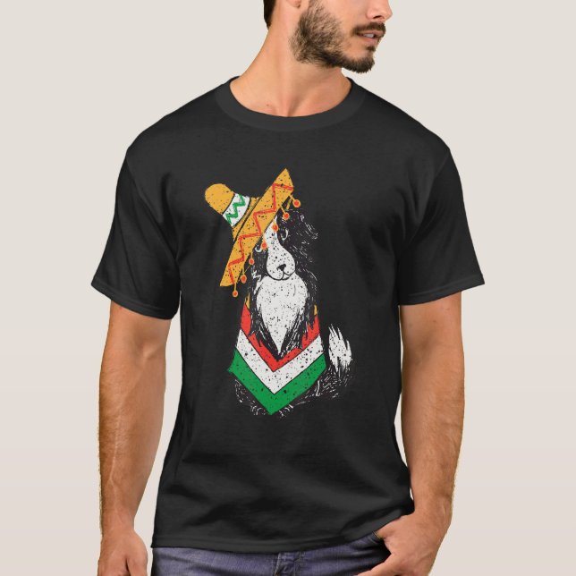 Cinco De Mayo Hund with Sombrero T Shirt (Framsida)