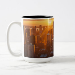 Cinematic Skyline vid Golden Hour - Modern Urban D Två-Tonad Mugg