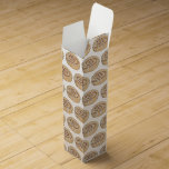 Cinnamon Roll Bun Pastry Bakery Breakfast Food Presentask För Vinflaska<br><div class="desc">Utformningen har en originalmarkör som illustrerar en utsökt, nybakad kanel- eller rullkonst som är fylld med ett skum av ost av grädde. Perfekt för en babydusch, födelsedagsfest, bakförsäljning, bakerpopup eller frukost eller brunch firande. Ser du inte vad du är tittar för? Behöver du hjälp med anpassning? Kontakta Rebecca för att...</div>
