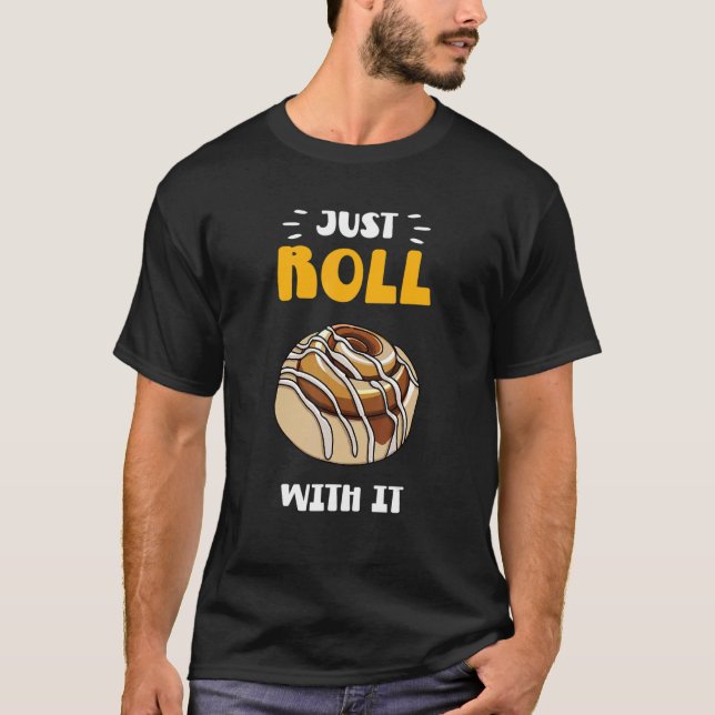 Cinnamon Roll Just Roll With It T Shirt (Framsida)