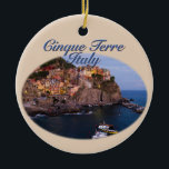 Cinque Terre, Italien: Romantic Evening Julgransprydnad Keramik<br><div class="desc">De fem fiskesamhällen som omfattar Cinque Terre (fem länder) finns alla i Unescos världsarvslista i Cinque Terre nationalpark. I den bilden ser man romantiskt på staden Manarola minuter efter sol, där ljus i den färgstarka staden börjar flimra på och vågar kraschar mot den italienska klippans stränder. Även om primärindustrin vid...</div>