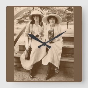 Circa 1910 kameraflickor fyrkantig klocka
